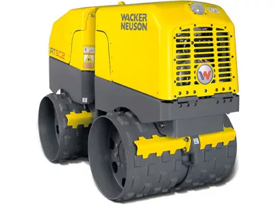 caces r482 Compacteur à rouleaux jaune, utilisé pour le compactage des sols sur les chantiers